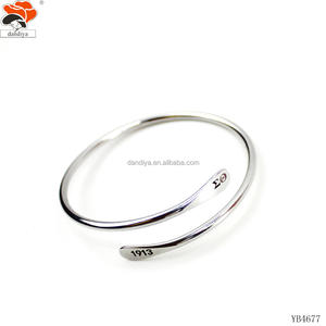 Brazalete Ajustable de Acero Inoxidable con Letra Grabada Personalizada JJ 1938, Logotipo Personalizado, Chapado en Oro, Unisex, Moderno - Product Image 3