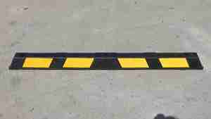 Bordures de stationnement robustes standard AU/NZ de 1650mm Butée de roue de voiture en caoutchouc longue durée avec installation facile pour les parcs de stationnement - Product Image 2