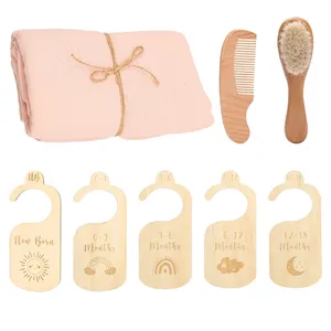 Benutzer definierte Baby Bad Sachen Geschenkset Musselin Baumwolle Decke Handtuch Wickel Wickel Holz Haar bürste Kamm Kleiderbügel für 0-24 Monate Neugeborene