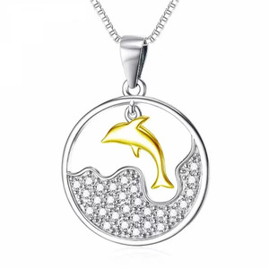 Ciondolo Delfino in Argento 925 con Cristalli e Strass, Placcato Oro, Charm a Tema Animale per Uso Quotidiano, Gioiello Unisex - Product Image 1
