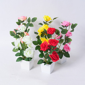 Flor Artificial de Rosa de 5 Cabezas en Maceta, Decoración para el Hogar, Floristería Yiwu Datuo - Product Image 1