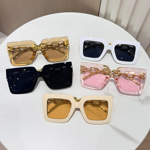 <span class=keywords><strong>Lunettes</strong></span> <span class=keywords><strong>de</strong></span> <span class=keywords><strong>soleil</strong></span> carrées roses <span class=keywords><strong>de</strong></span> luxe haute qualité avec chaîne dorée, protection UV400, pour <span class=keywords><strong>femme</strong></span>, idéales pour les soirées et le streetwear - Product Image 4