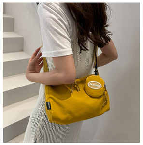Bolso bandolera versátil para <span class=keywords><strong>el</strong></span> día a día, hecho de suave piel sintética <span class=keywords><strong>con</strong></span> mini bolsa extraíble, ideal para ropa informal y de oficina. - Product Image 5