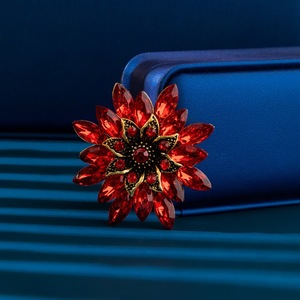 Broches de créateur en gros pour femmes, grandes broches fleurs en cristal, épingles à strass pour vêtements, bijoux de mode en métal - Product Image 2