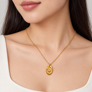 Collier avec pendentif en perle ovale, acier inoxydable, plaqué or 14 carats, design sculpté imitation perle - Product Image 5
