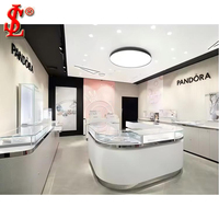 Vitrine de présentation de bijoux ronde moderne, design de comptoir de magasin de bijoux, mobilier de magasin de bijoux en or et diamants