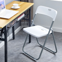 Chaise pliante en plastique commerciale, simplicité moderne, salle à manger, intérieur/extérieur, portable, activité, conférence, formation, personnel d'hôtel