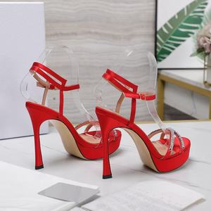 Sandalias de plataforma de alta calidad en rojo, brillantes y elegantes, con un estilo de boda elegante y a la moda. Zapatos de plataforma de diseñador. - Product Image 2