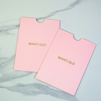 Pochette de luxe pour cartes de marque avec logo doré, enveloppe rose avec encoche de retrait, insert en papier imprimé pour produits de beauté et maquillage