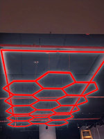 Lampe hexagonale de luxe en nid d'abeille de vente d'usine lumière LED détaillant des lumières pour la lumière de travail hexagonale de garage de salle d'exposition de voiture