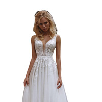 Gaun pengantin baru 2025 ini menampilkan tema Prancis, dengan desain transparan yang ringan dan sangat seperti peri, serta potongan V-neck yang seksi dan ekor yang mempesona.