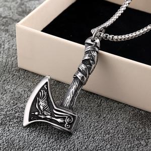 Collar con colgante de hacha de acero inoxidable para hombre, diseño de lobo y cuervo de doble cara, joyería de regalo - Product Image 2