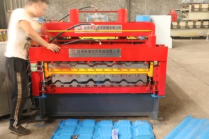 Petit pain de tôle ondulée formant la machine Facile à manipuler en aluminium Rooftile galvanisé faisant profil en <span class=keywords><strong>acier</strong></span> <span class=keywords><strong>tuile</strong></span> automatique PPGI - Product Image 4