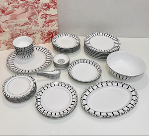 Service de table en céramique à rayures rouges et blanches de luxe minimaliste français - Ensemble de 43 pièces de vaisselle exquise pour un usage domestique - Product Image 2