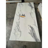Panneau mural en marbre SPC, matériau flexible et écologique moderne/feuille de tampon à chaud + revêtement UV + feuille de marbre PVC de protection Pe
