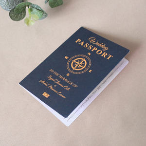 Invitations de mariage personnalisées bon marché en bleu marine avec motif passeport et cartes d'invitation personnalisées avec code QR - Product Image 1