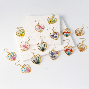 Pendientes Colgantes de Corazón con Flores Prensadas de Margarita y Diente de León Encapsuladas en Resina Dorada, Aretes de Moda para Mujer - Product Image 3