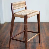 Tabouret de bar contemporain en bois massif tressé à la main avec dossier bas en cuir et repose-pieds pour bar à domicile ou hôtel