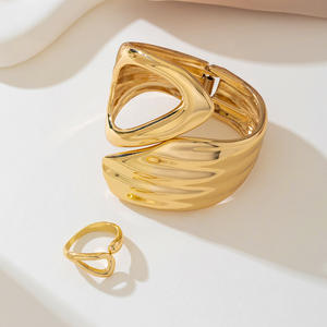 Conjunto de anillo de pulsera de mujer abierto hueco geométrico de metal irregular personalizado de moda - Product Image 5