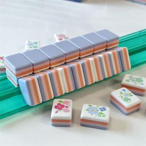 Juego de Fichas de Mahjong Americanas de Acrílico de 4 Capas con Grabado Personalizado, 160 Piezas, Fichas de Mahjong de Lujo Color Coral - Product Image 1