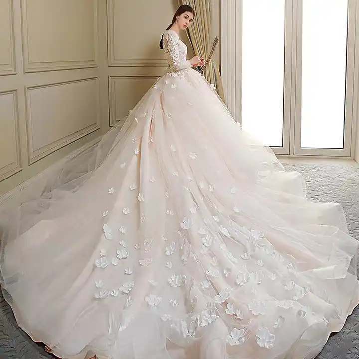 This Famous Designer Will Donate Bridal-Couture Dresses To Veterans -  Cultura Colectiva | Petite wedding dress, Wedding dresses vera wang, Wedding  dresses