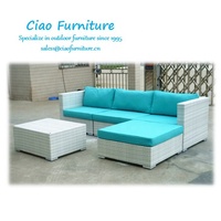 Weißes Polyrattan-Gartenmöbel-Set, Ecksofa mit Ottoman, Blaue Kissen, L-förmiges Ecksofa, Freizeitcouch