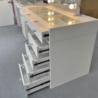 Miroir lumineux moderne en acier inoxydable Table de toilette murale avec tiroirs de coffre intégrés Design d'ampoule de studio pour le maquillage