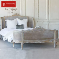 Lit double en bois massif sculpté style campagne américaine rétro, avec détails en rotin, design artistique français, idéal pour villa ou lit de mariage en bois d'origine
