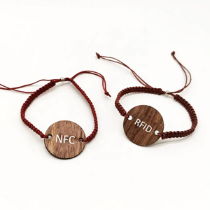 สายรัดข้อมือควบคุมการเข้าออก GSC RFID ทำจากไม้ พร้อมผ้า RPET รีไซเคิล และ NFC สำหรับสมาชิกโรงแรมและการชำระเงิน - Product Image 1