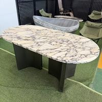 Meuble de salon ovale en marbre Calacatta Viola, plateau en pierre veinée blanc et violet moderne, pieds en métal noir, haute qualité, luxe, villa