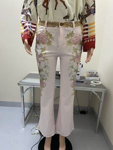 <span class=keywords><strong>Jeans</strong></span> Donna <span class=keywords><strong>a</strong></span> Vita Alta Svasati in Denim Imitazione con Stampa Artistica Ricamata Rosa Retrò, Asciugatura Rapida, Tutte le Stagioni - Collezione 2026 (Vendita all'Ingrosso) - Product Image 4