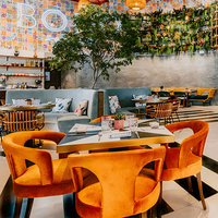 Canapés de restaurant de luxe en forme de U et en rangée droite avec tables et chaises en marbre de restaurant, mobilier de café