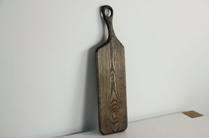 Tabla de servir estrecha y alargada de madera de fresno, estilo baguette, con asa de lazo, acabado oscuro, OEM personalizado, Vietnam - Product Image 3