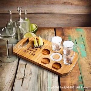 Bandeja de madera maciza con borde para sal y soportes para vasos de chupito para presentación de bebidas en bares - Product Image 1