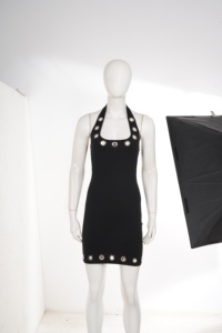 Vestido mini halter negro sexy para mujer, sin espalda, ajustado, para fiesta, con adornos de ojales metálicos, vestido corto que realza la figura - Product Image 6