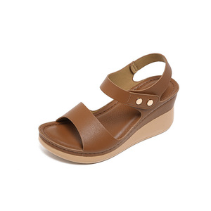 Sandales compensées élégantes à bout ouvert avec boucle, dessus en cuir microfibre, chaussures d'été pour femmes, livraison directe - Product Image 3