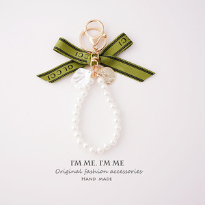 Llavero Simple Retro para Airpods con Lazo Verde, Perla y Bolsa USB, Hecho de Goma Resistente - Product Image 5