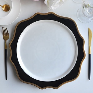 Services de <span class=keywords><strong>table</strong></span> en <span class=keywords><strong>porcelaine</strong></span> céramique noire à motifs floraux avec assiettes de présentation incrustées d'or pour mariages, banquets et réceptions à domicile - Product Image 5