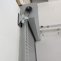 Porte à volet enroulable en acier industriel moderne et coupe-vent avec palan à chaîne Surface finie Méthode d'ouverture par poussée et traction