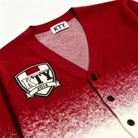 OEM Winter Herrenkleidung Alpha Kapa Alpha Sorority Kty Logo Maßgefertigte Knopfjacke 3GG Rot und Weiß Ombré Strickjacken