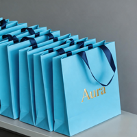 Tas Kartu Putih Mewah Custom Laminasi Gloss 230gsm Logo Foil Emas Dengan Pegangan untuk Kemasan Parfum dan Kosmetik