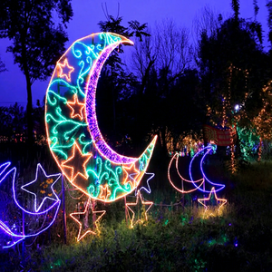 Affichage lumineux de lune croissante et d'étoiles qui transforme la place de l'hôtel en zone photo nocturne pour le Ramadan et l'Aïd - Product Image 1