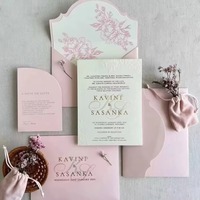 Suite d'invitations de mariage florales en or blanc pour le lac de Como avec design en papier coton découpé au laser et embellissement par sceau de cire