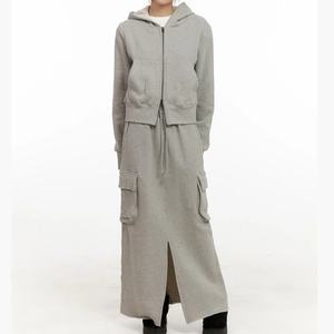 Conjunto de Sudadera con Capucha Corta con Cremallera y Falda Maxi Cargo con Abertura Frontal para Mujer, con Logotipo Personalizado OEM de Alta Calidad - Product Image 1