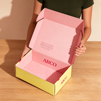 Boîte d'expédition personnalisée en carton ondulé recyclé avec fermeture auto-adhésive et bande de déchirement, avec revêtement UV pour vêtements et chaussures