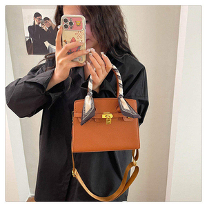 Bolso Bandolera Impermeable de Gran Capacidad en Material PU, Ideal para Compras Diarias en Todas las Estaciones - Product Image 5