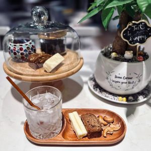 Plateau de service en bois d'acacia avec 2 compartiments, assiettes en bois naturel pour boissons, collations, plateau décoratif pour café et thé avec encoche pour tasse - Product Image 3