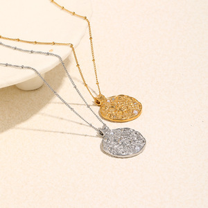 Modernos Collares <span class=keywords><strong>de</strong></span> Acero Inoxidable Chapados en Oro <span class=keywords><strong>de</strong></span> 18K con Incrustaciones <span class=keywords><strong>de</strong></span> Perlas y Circonitas, Collares con Colgante <span class=keywords><strong>de</strong></span> <span class=keywords><strong>Emoji</strong></span> <span class=keywords><strong>de</strong></span> Sol con Patrón Martillado - Product Image 3
