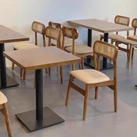 Ensemble de meubles de restaurant modernes avec sièges en cuir PU, plateau de table en bois, structure en métal - Durable pour les restaurants, les bars, les cafés