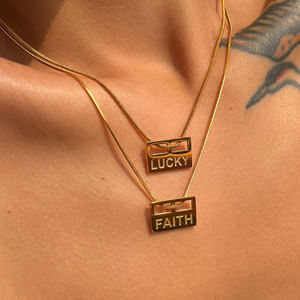Collier minimaliste en acier inoxydable avec pendentif carré Lucky Faith en plaqué or 18 ct Chaîne serpent Collier de mots personnalisés Bijoux - Product Image 6